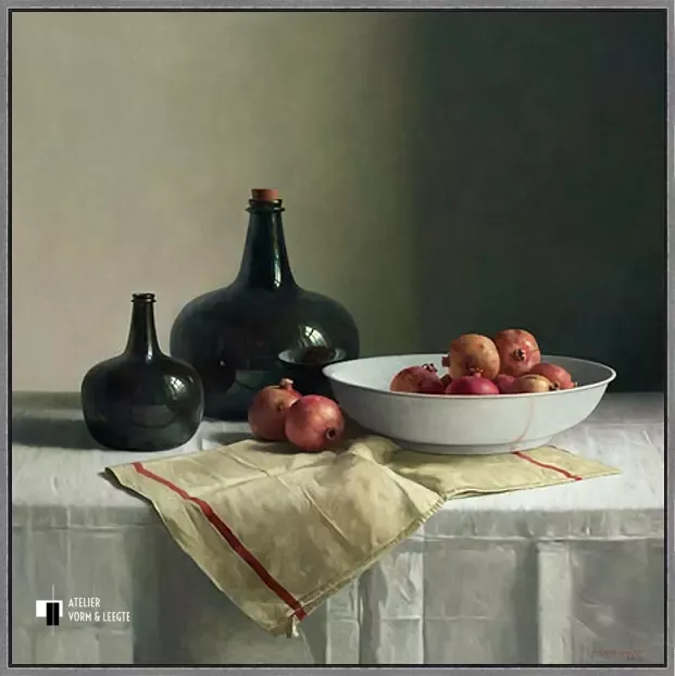 Stilleven met granaatappels op chinese schaal - Henk Helmantel - in baklijst Atelier 10mm zwart-zilver