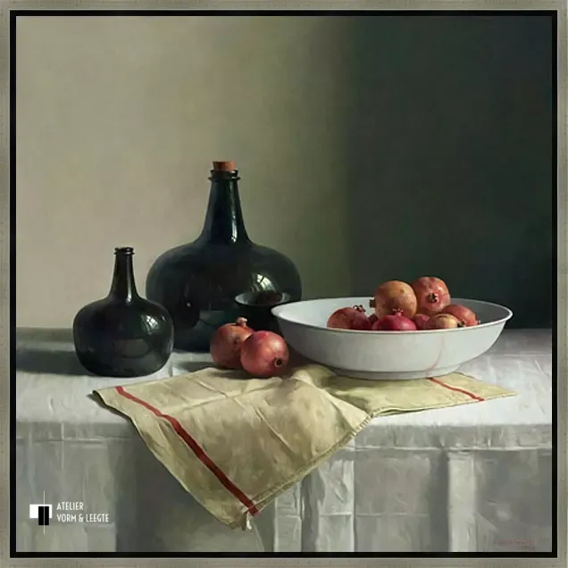 Stilleven met granaatappels op chinese schaal - Henk Helmantel - in baklijst Impact 16mm zwart-zilver