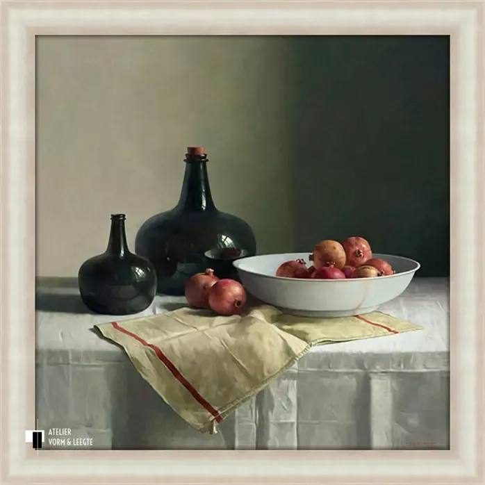 Stilleven met granaatappels op chinese schaal - Henk Helmantel - in sierlijst Hollow breed 74mm zilver