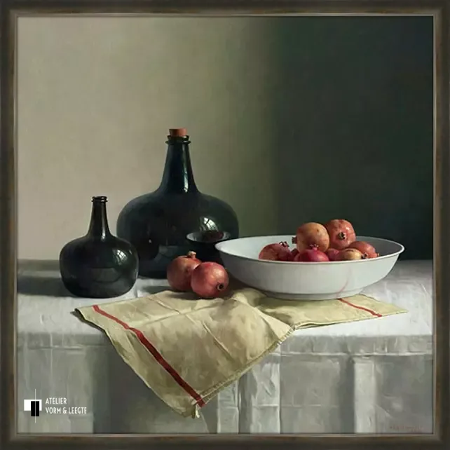 Stilleven met granaatappels op chinese schaal - Henk Helmantel - in sierlijst Portofino 34mm oudzilver-zwart