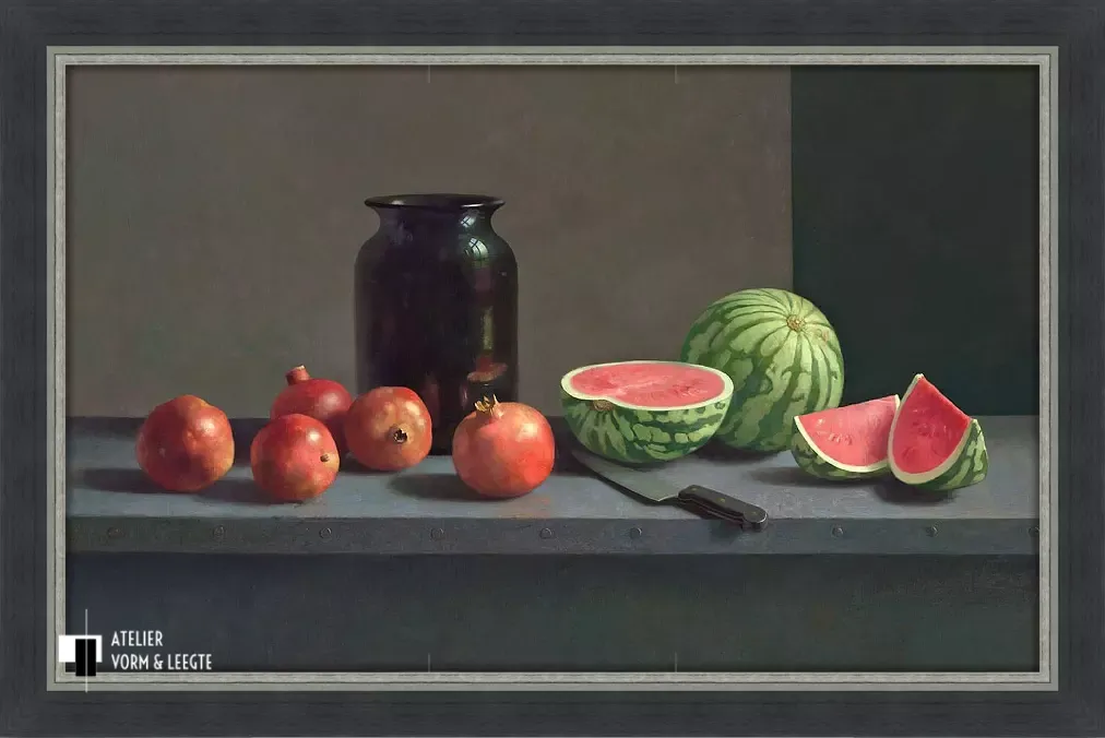Watermeloen en granaatappels - Henk Helmantel - in sierlijst Kadur zwart-zilver 77mm
