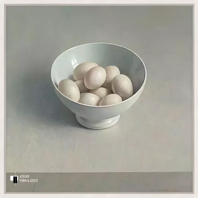 Witte porseleinen kom met eieren - Henk Helmantel - in baklijst Atelier whitewash 10mm