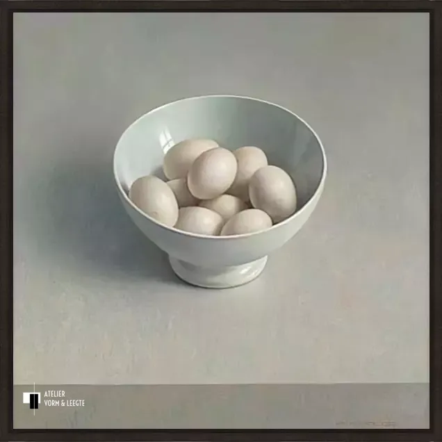 Witte porseleinen kom met eieren - Henk Helmantel - in baklijst Atelier zwart 10mm