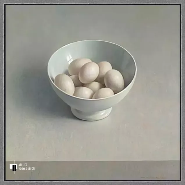 Witte porseleinen kom met eieren - Henk Helmantel - in baklijst Atelier zwart-zilver 10
