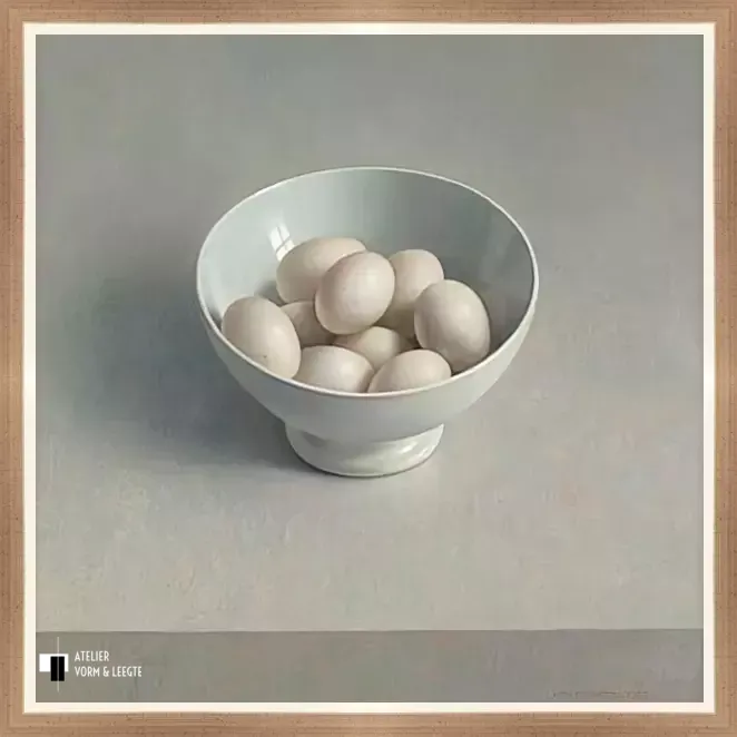 Witte porseleinen kom met eieren - Henk Helmantel - in baklijst Impact wit-goud 18mm