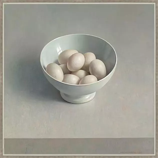 Witte porseleinen kom met eieren - Henk Helmantel - in baklijst Shape wit-zilver 8mm