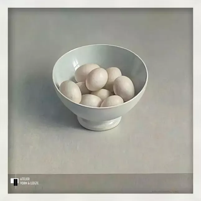 Witte porseleinen kom met eieren - Henk Helmantel - in sierlijst MoMa wit 20mm