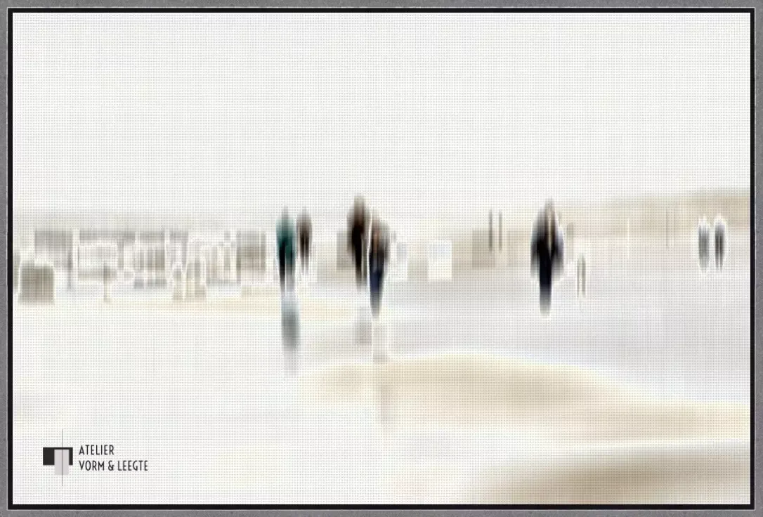 Walking People I - Gerhard Rossmeissl - in baklijst Atelier zwart-zilver 10mm
