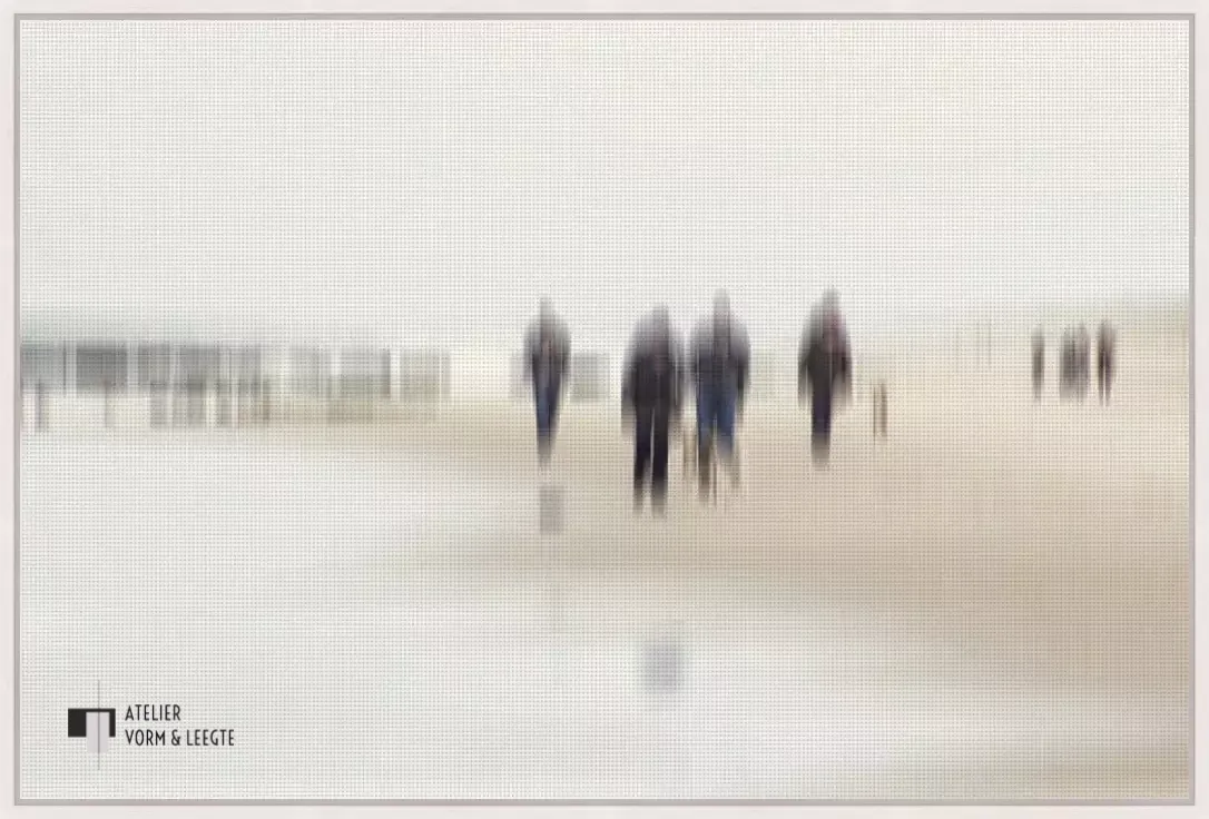 Walking People II - Gerhard Rossmeissl - in baklijst Atelier whitewash 10mm