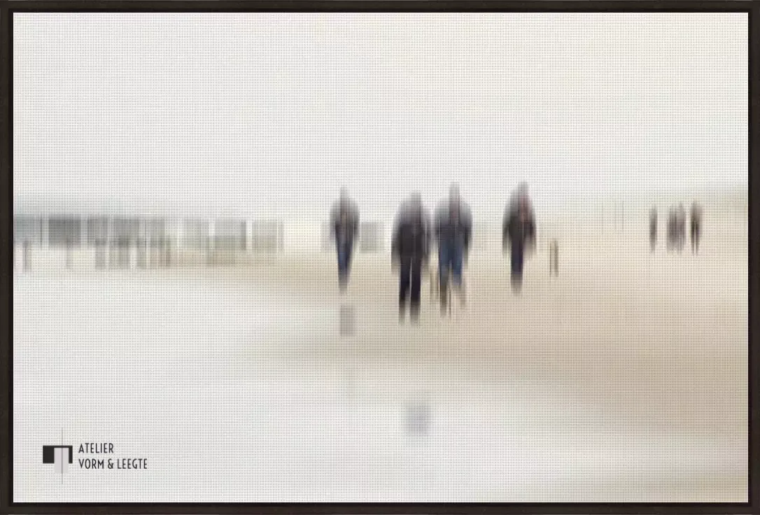 Walking People II - Gerhard Rossmeissl - in baklijst Atelier zwart 10mm