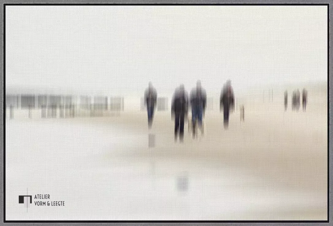 Walking People II - Gerhard Rossmeissl - in baklijst Atelier zwart-zilver 10mm