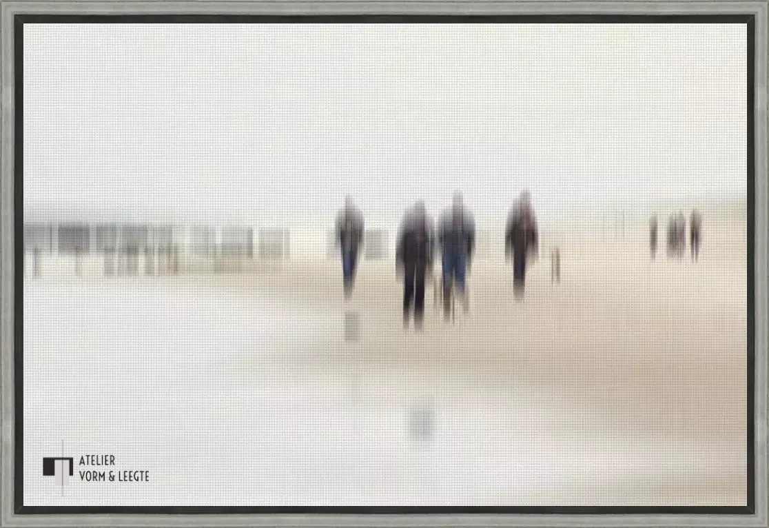 Walking People II - Gerhard Rossmeissl - in baklijst Shape breed zwart-zilver 18mm
