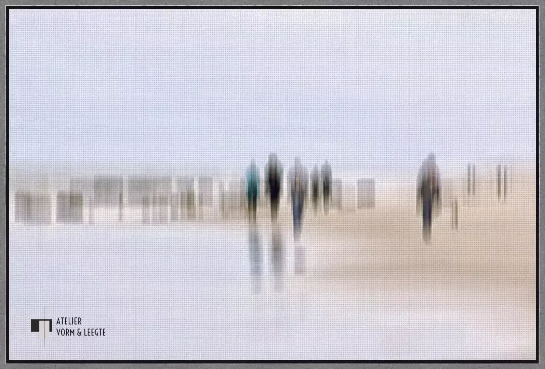 Walking People III - Gerhard Rossmeissl - in baklijst Atelier zwart-zilver 10mm