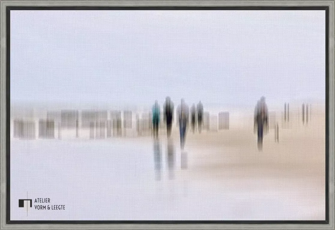 Walking People III - Gerhard Rossmeissl - in baklijst Shape breed zwart-zilver 18mm