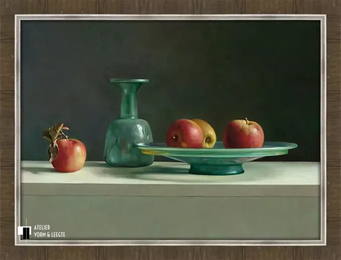 Romeins glas met appels - Henk Helmantel - in sierlijst Beccolegni eiken 50mm