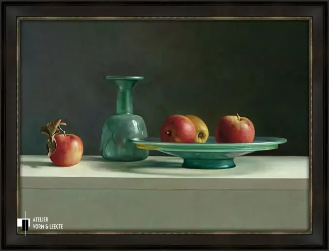 Romeins glas met appels - Henk Helmantel - in sierlijst Epoque zwart-zilver 50mm