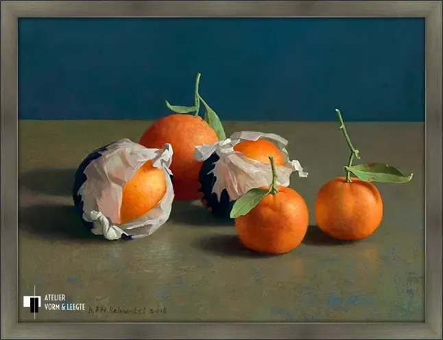 Sinaasappels en mandarijnen - Henk Helmantel - in sierlijst Satin loodgrijs met zwarte zijkant 16mm