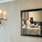 Stilleven met open raam in een museumlijst