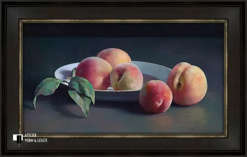 Stilleven met perziken - Henk Helmantel - in sierlijst Epoque zwart-zilver 50mm