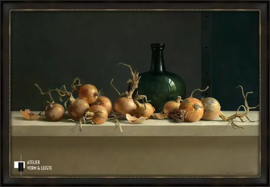 Uienstilleven met grote fles - Henk Helmantel - in Epoque zwart-zilver 50mm
