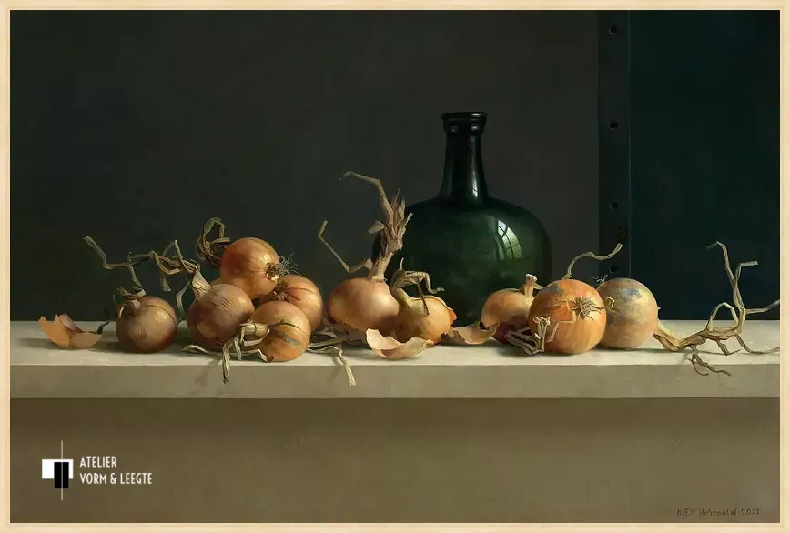 Uienstilleven met grote fles - Henk Helmantel - in baklijst Atelier naturel 10mm