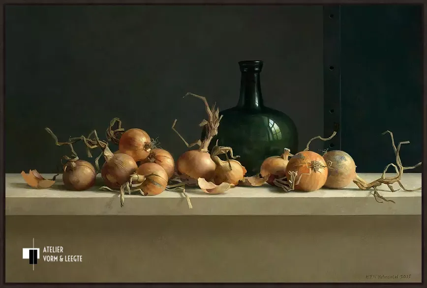 Uienstilleven met grote fles - Henk Helmantel - in baklijst Atelier zwart 10mm