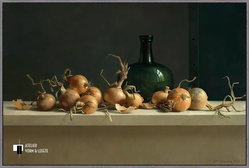 Uienstilleven met grote fles - Henk Helmantel - in baklijst Atelier zwart-zilver 10mm