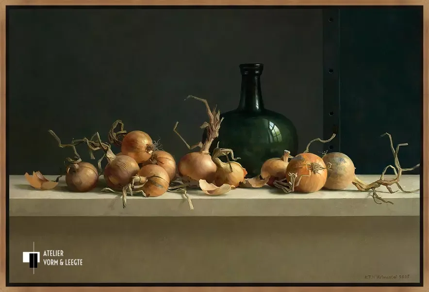 Uienstilleven met grote fles - Henk Helmantel - in baklijst Impact zwart-goud 16mm