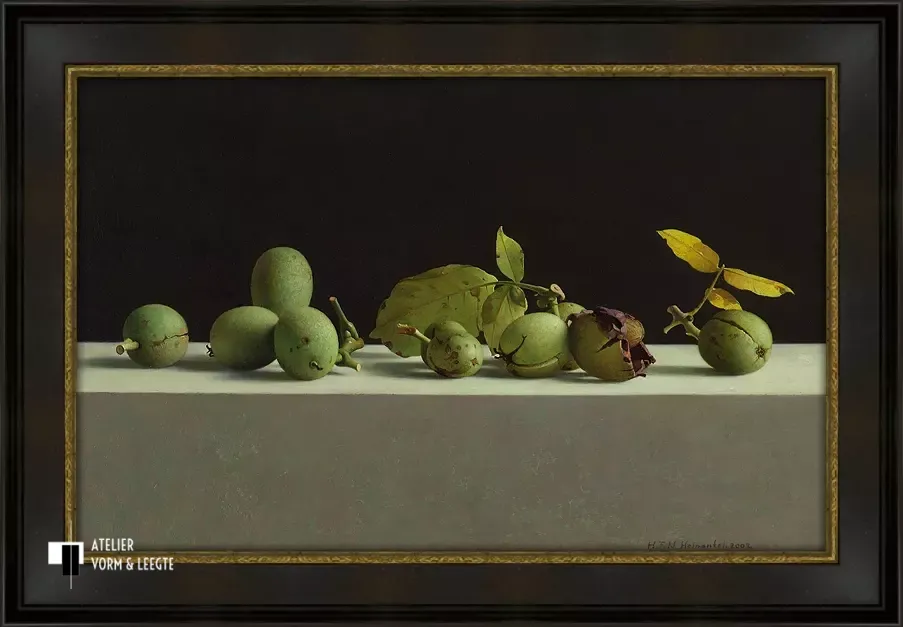 Walnoten in bolsters - Henk Helmantel - in sierlijst Epoque zwart-goud 50mm