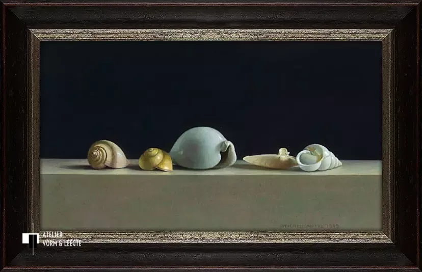 Schelpen stilleven - Henk Helmantel - in sierlijst Palladio 35 mm zwart-zilver