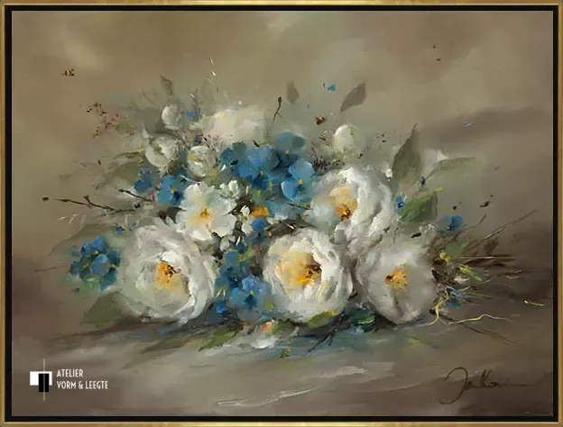 Boeket in blauw en wit met bij - Jan Kooistra - in baklijst Elle zwart-goud 6mm