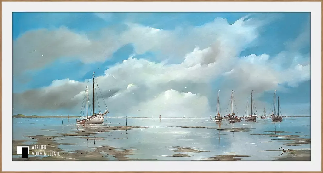 De bruine vloot op het blauwe wad - Jan Kooistra - in sierlijst Skagen wit met hout 40mm