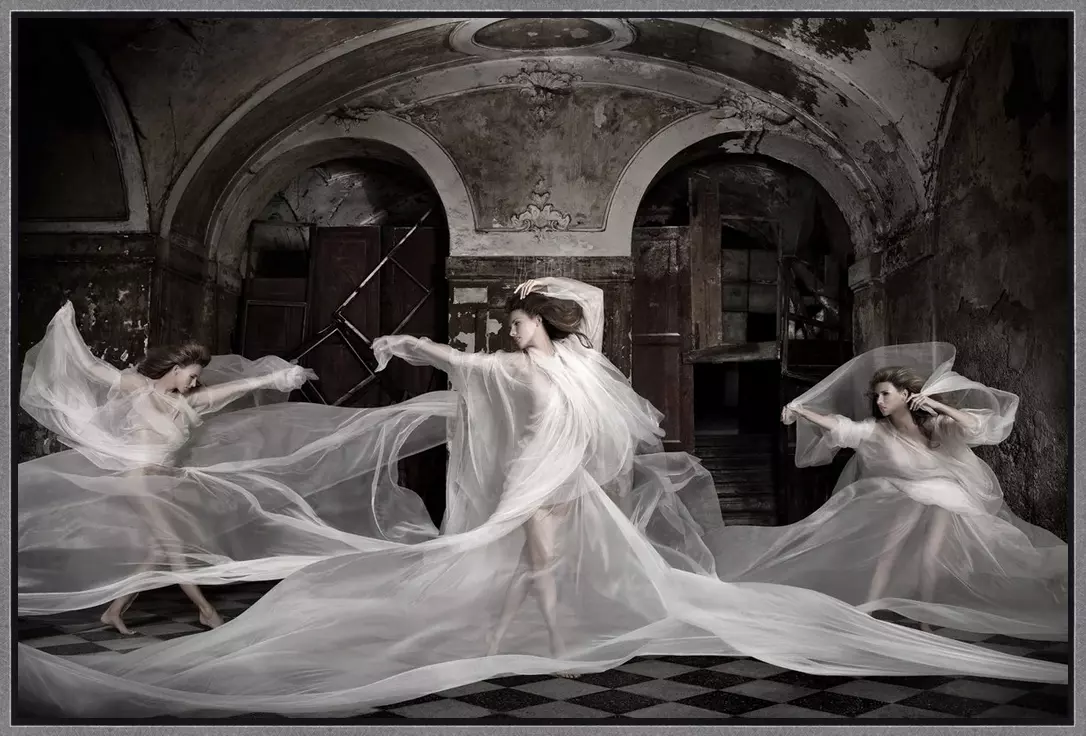 Flying Fabrics - Kai Stuht - in baklijst Atelier zwart-zilver 10mm